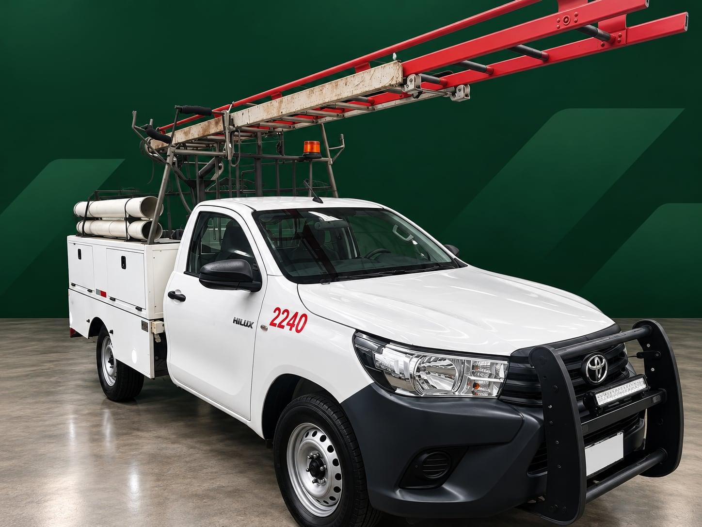 Toyota Hilux 4x4 com escada da Locar Truck